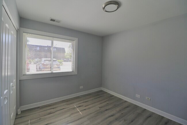 Building Photo - 12 Oak Creek Dr