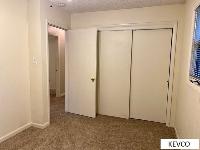 Building Photo - Great Three Bed in Campus West!