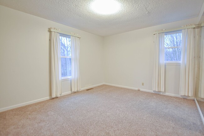 Building Photo - Pet Friendly Three Bedroom!