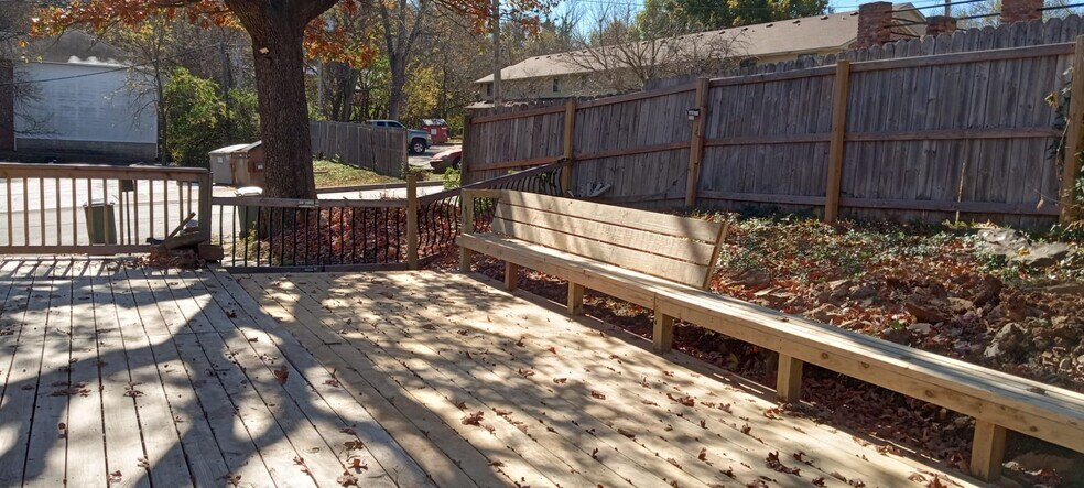 Building Photo - 832 W Eagle St