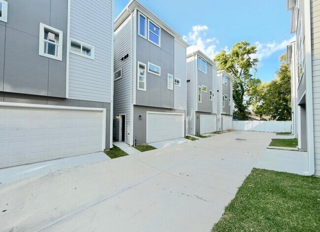 Building Photo - 6715 St Augustine St