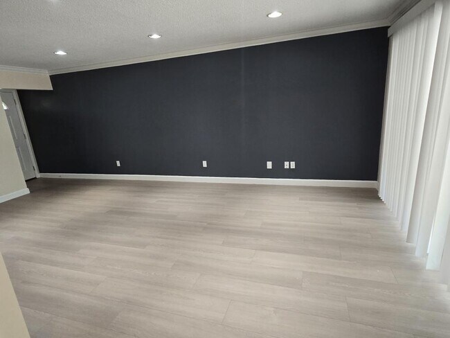 Building Photo - 836 Miles Ave