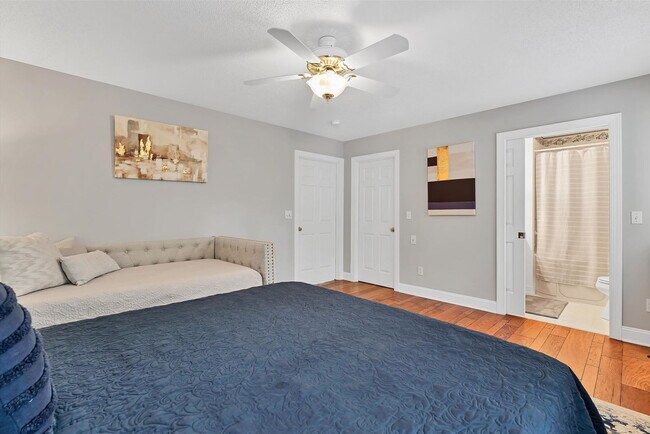 Building Photo - 6 Fur Ct W