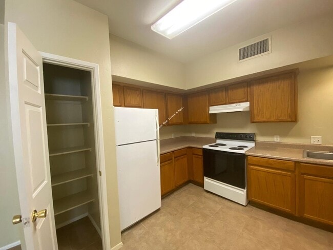 Building Photo - 3 bedroom 2 bath Townhouse