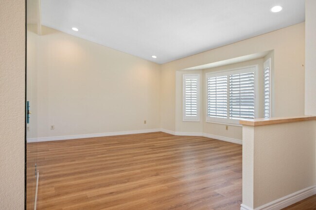 Building Photo - 44210 Mariposa Ct