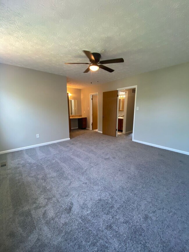 Building Photo - Spacious 5 Bedroom, 2 Bath Townhome – Edge...