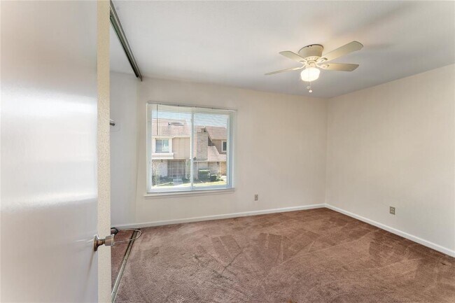 Building Photo - 11614 Village Pl Dr