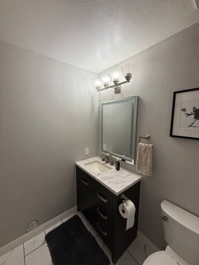 Building Photo - Well Maintained & Updated Home