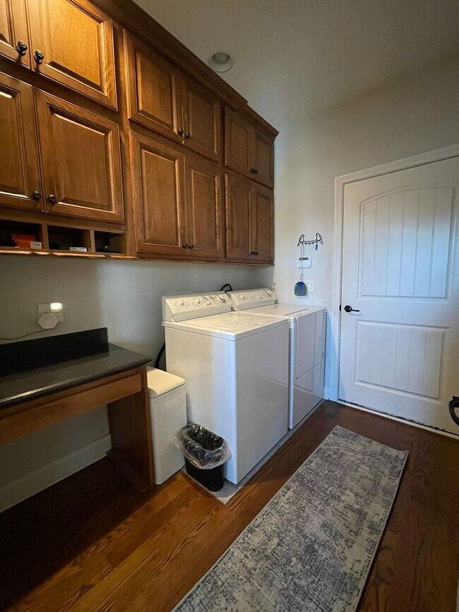 Building Photo - Fully Furnished, Short Term Rental, 1 Mont...