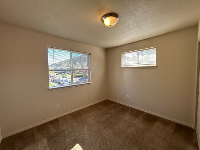 Building Photo - 3 Bedroom Townhouse in The Pines at Pilot ...