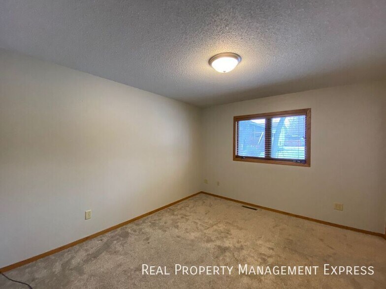 Building Photo - Spacious 4 bedroom 3 bathroom