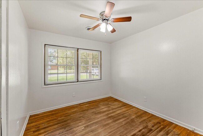 Building Photo - 109 S Chapel Dr