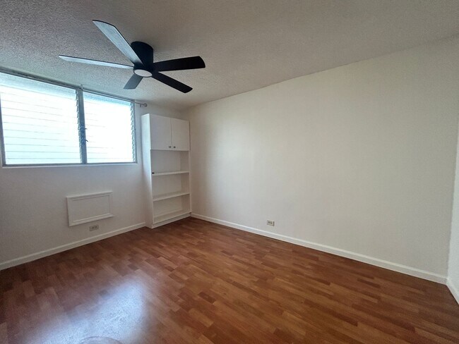 Building Photo - 2 Bedroom/1 Bath/ 1 Parking Highly Desirable Unit in Salt Lake