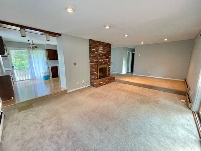 Building Photo - Spacious 4 Bed / 3 Bath Single-Family Home...