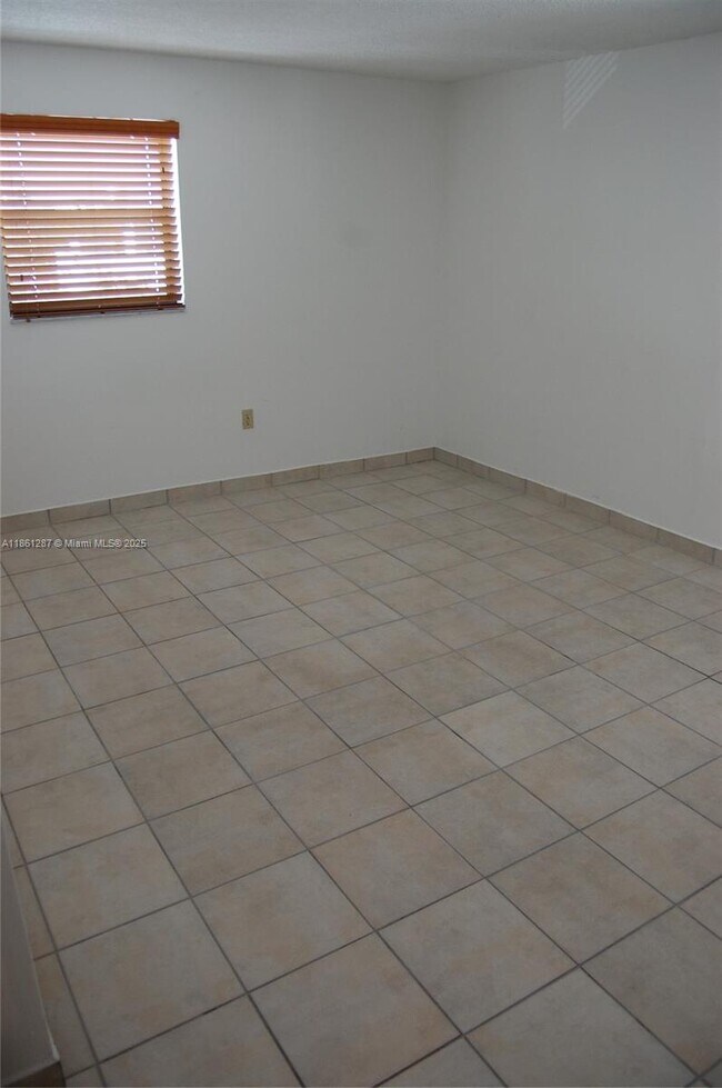 Building Photo - 1334 Collins Ave