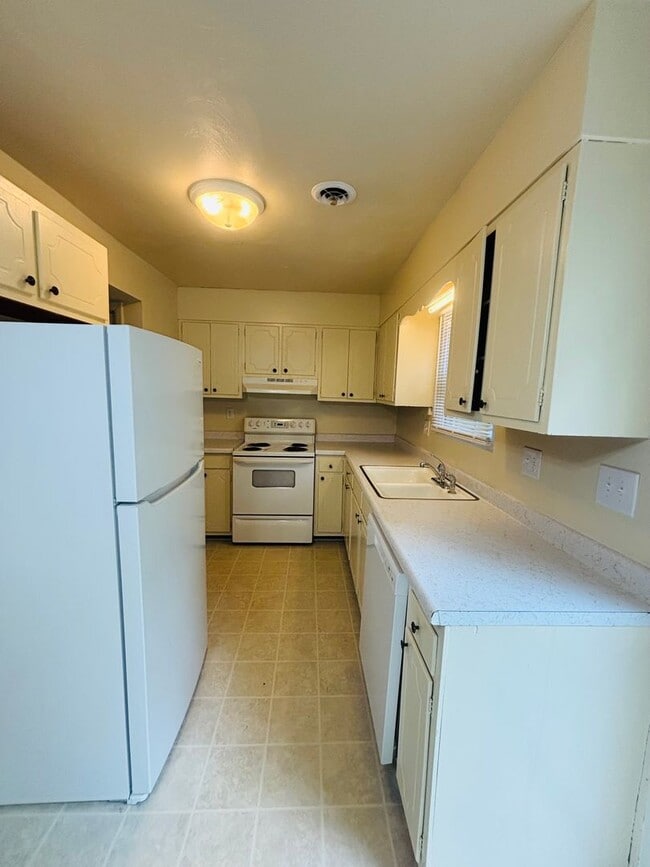 Building Photo - 2 Bedroom, 1.5 Bath Townhouse