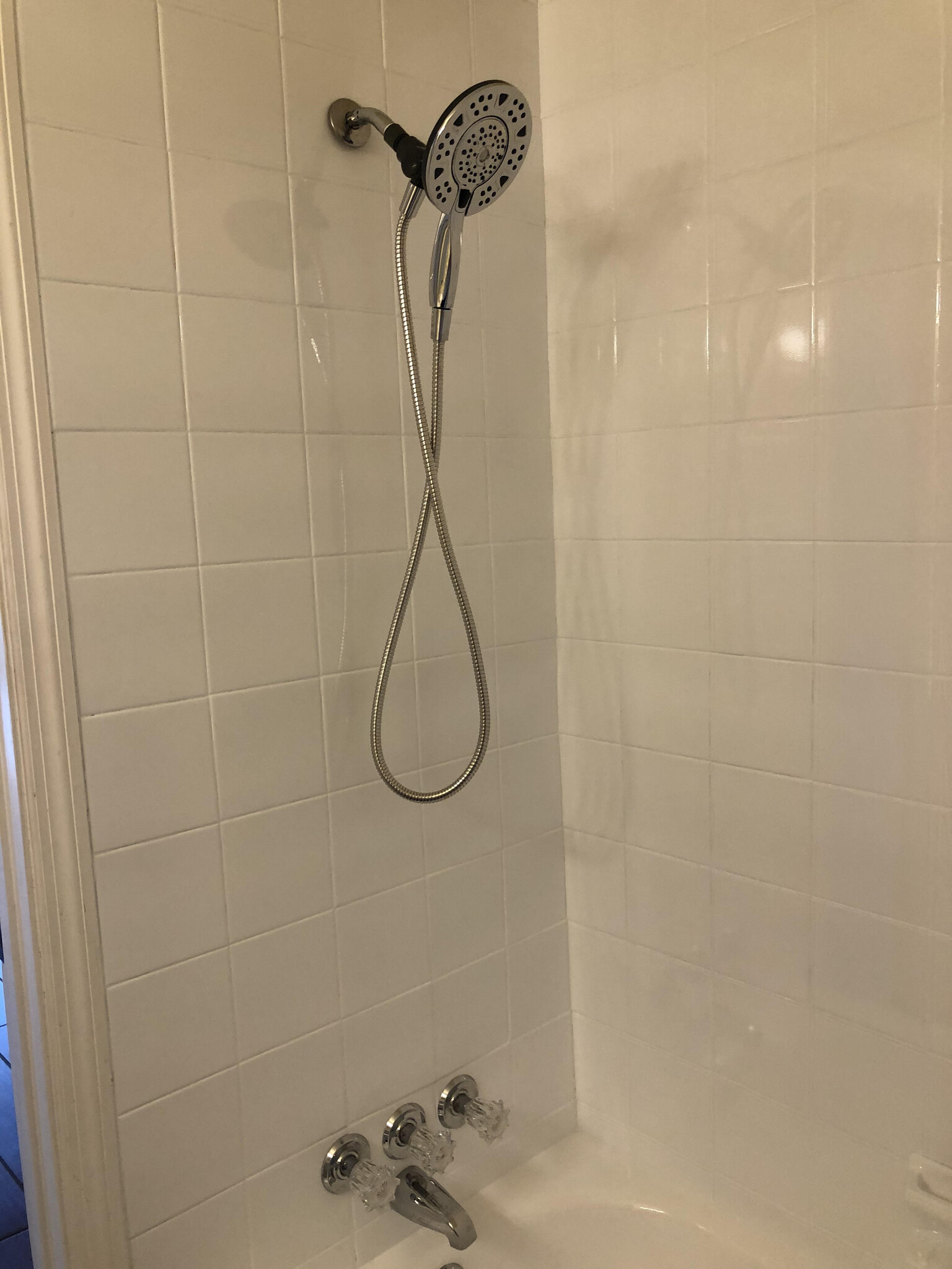 Shower/tub combo - 2241 W Pensacola St