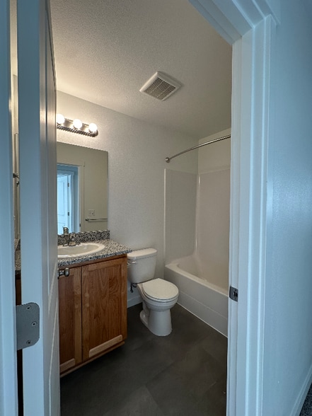 Building Photo - 675 NE Autumn Ridge Dr