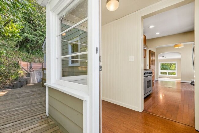 Building Photo - Charming Beach Drive Craftsman w/ AC and V...