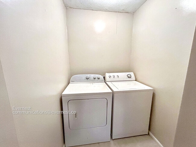 Building Photo - Charming 2-Bedroom Haven with Modern Comfo...