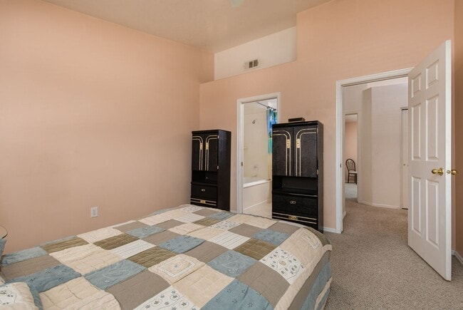 Building Photo - Scenic View Community two-story townhouse ...
