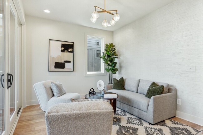 Building Photo - Stunning Salemtown Townhome!