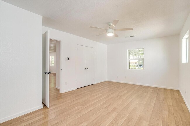 Building Photo - 1701 Larkspur Dr