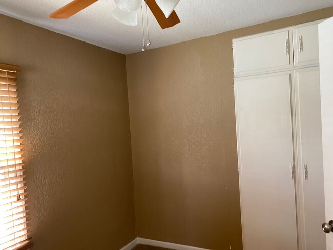 Building Photo - 2 Bed, 1 Bath House, 2 Car Garage For Rent...