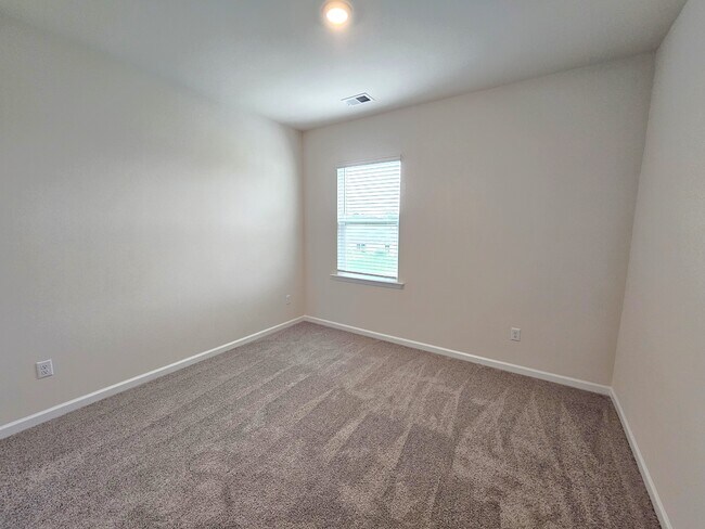 Building Photo - 942 Pineland Dr