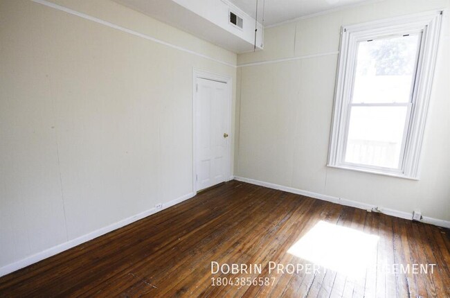 Building Photo - 301 S Pine St