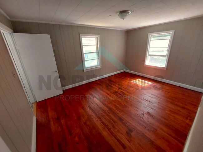 Building Photo - UNDER RENOVATION: 2-Bedrooms and 1-Bathroo...