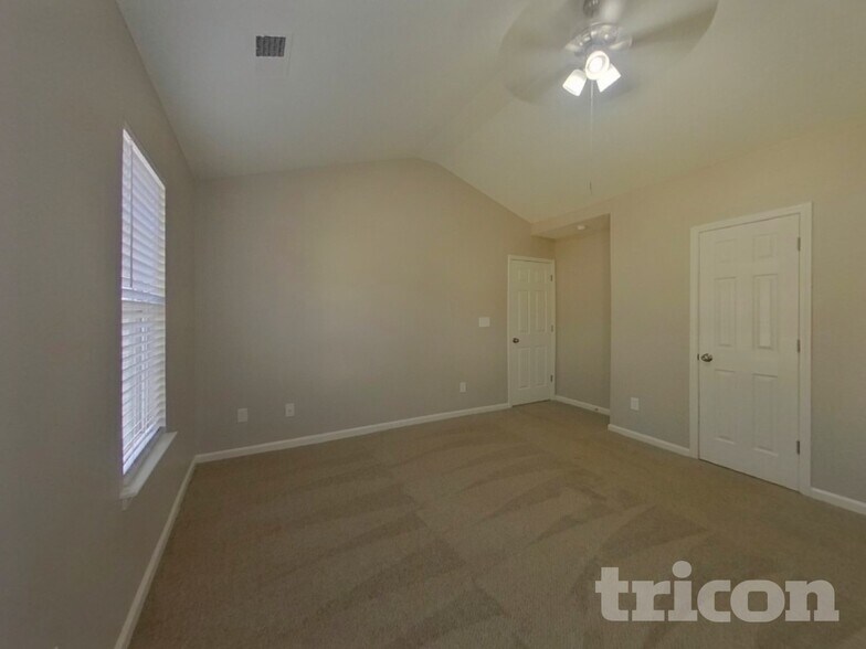 Building Photo - 1411 Hollythorne Dr