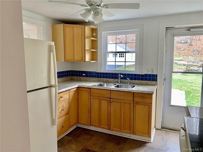 Building Photo - 336 Armonk Rd