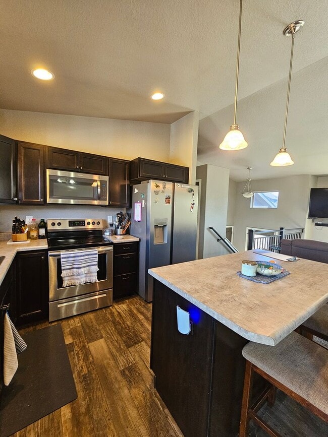 Building Photo - 3 BED | 3 BATH | SPLIT FOYER HOME | GARAGE