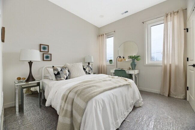 Building Photo - 810 E Irving Park Rd