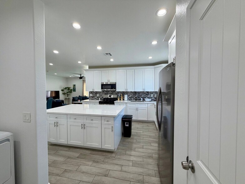 Building Photo - 6745 N 53rd Dr
