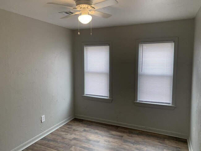 Building Photo - 1600 E Madison St