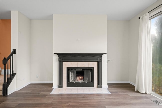 Building Photo - 2-Bedroom Townhouse in Waukegan - Gurnee School District