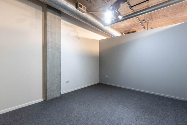 Building Photo - 933 W Van Buren St