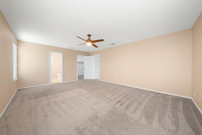 Building Photo - Spacious Living, Great Layout, Excellent Value In Waterleaf