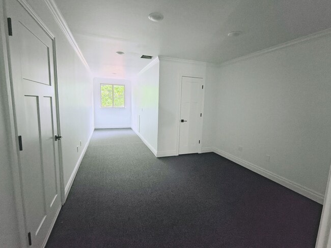 Building Photo - 817 Irish Ln