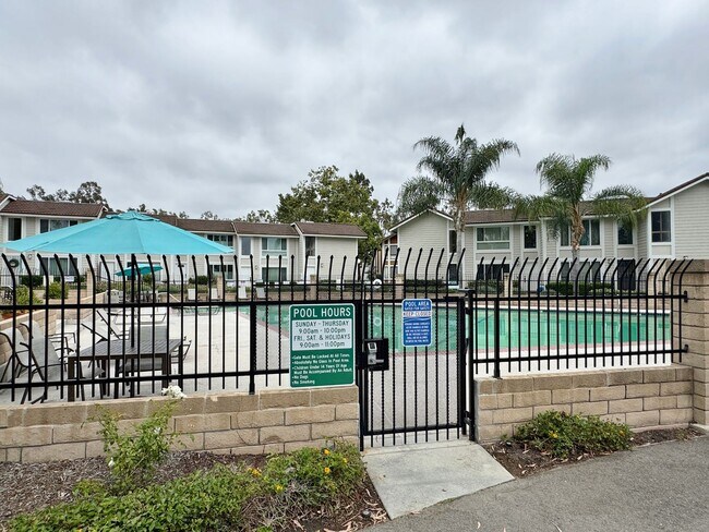 Building Photo - FOR RENT 2BD/1.5 BA/2 parkings/ Town House