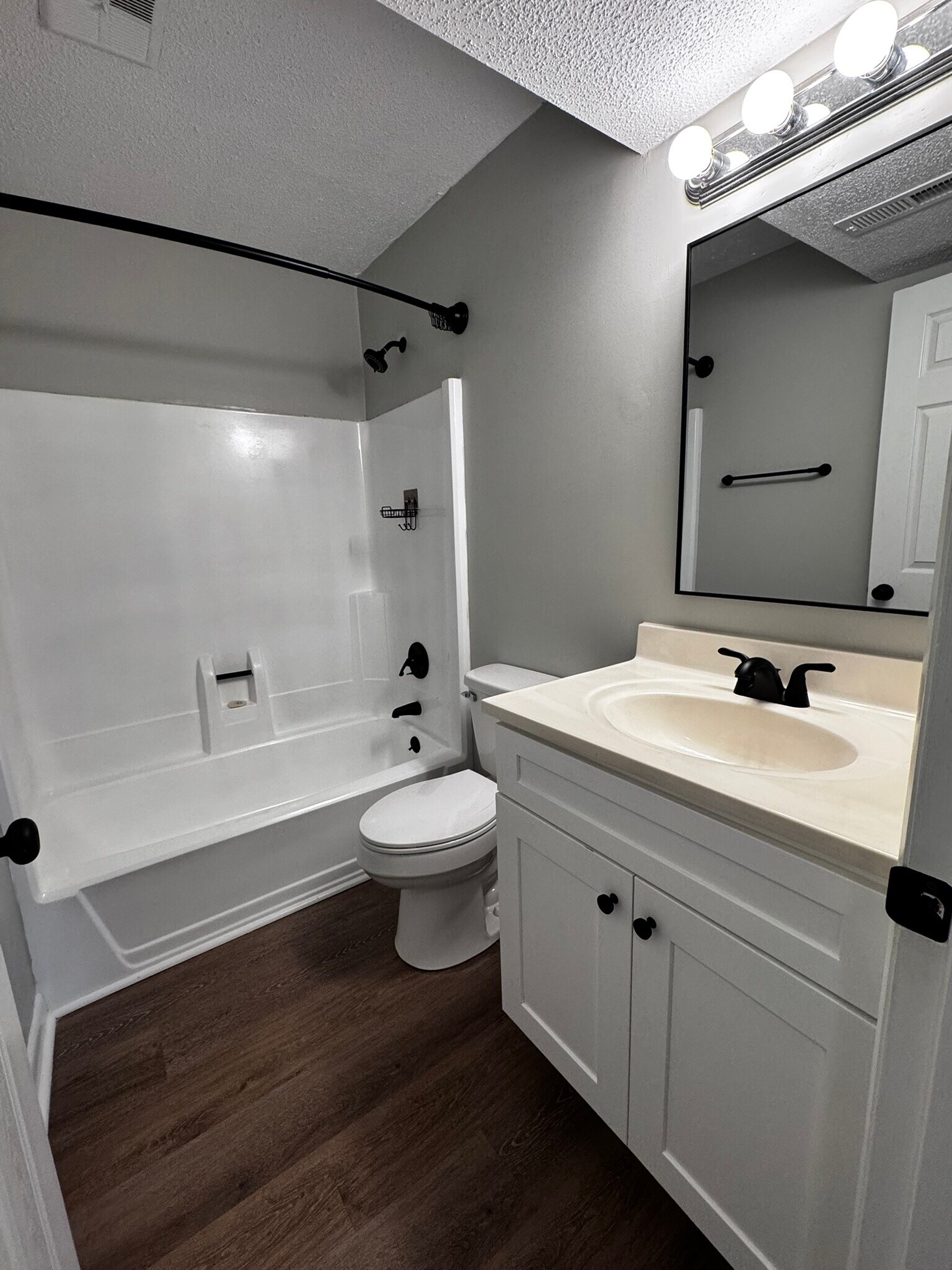 Guest bathroom. New faucets, tub hardware, toliet seat. - 122 Turnwood Ln