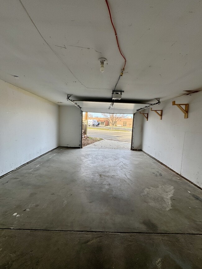 Building Photo - 560 E 6th N