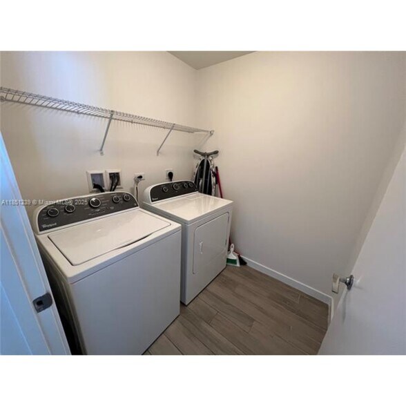 Building Photo - 999 SW 1st Ave