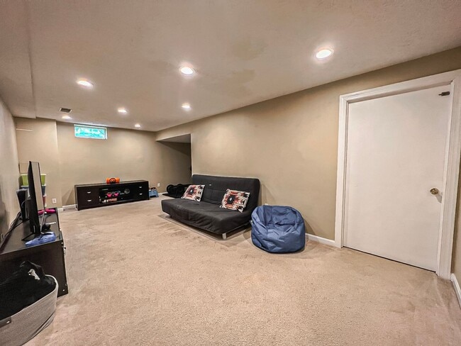 Building Photo - Beautiful and Spacious 4 Bedroom 2.5 Bathr...