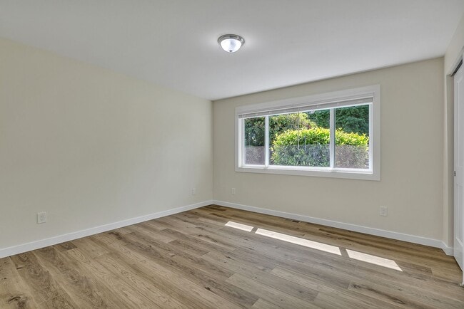 Building Photo - Freshly Remodeled Burien Rambler
