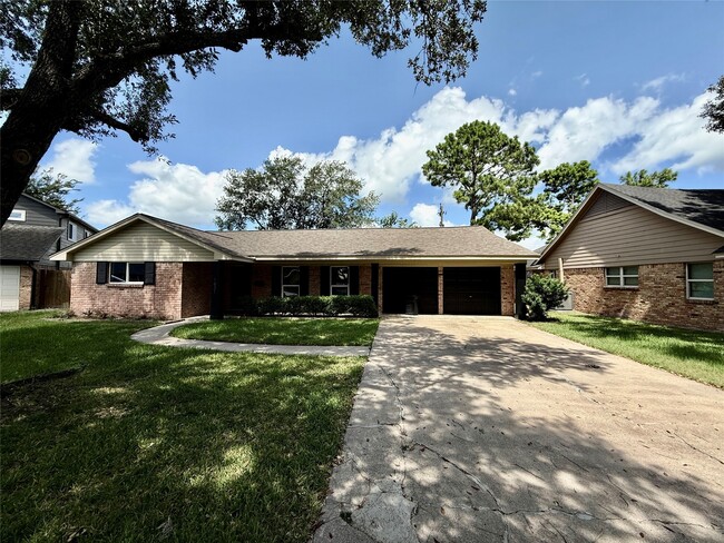 Building Photo - 1631 Shadow Bend Dr