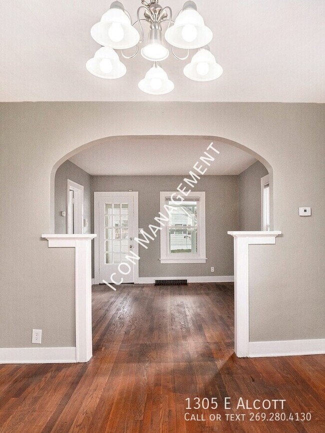 Building Photo - 1305 E Alcott-