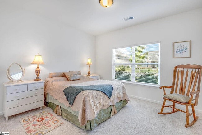 Building Photo - 3 Bedrooms 2 Bathrooms